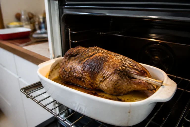 Gigot d'agneau dans un four, illustrant comment réchauffer un gigot d'agneau efficacement