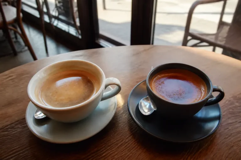 Deux tasses de café illustrant la différence entre arabica et robusta par leur couleur