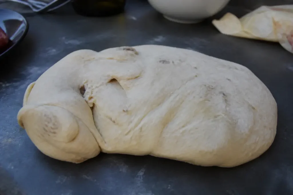 Pâte à pizza périmée sur plan de travail en cuisine, texture altérée et colorations suspectes