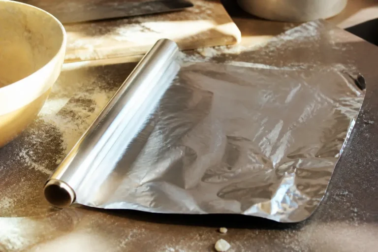 Papier aluminium déroulé sur plan de travail en remplacement du papier sulfurisé en cuisine